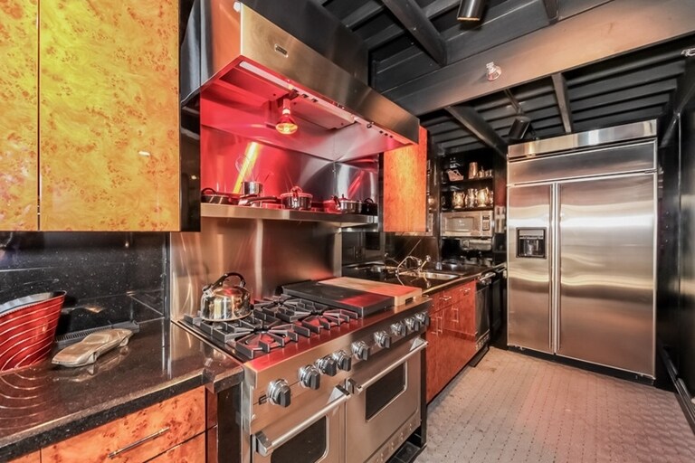 More Photos Of 611 S Glenwood Pl, Burbank Showroom For Sale