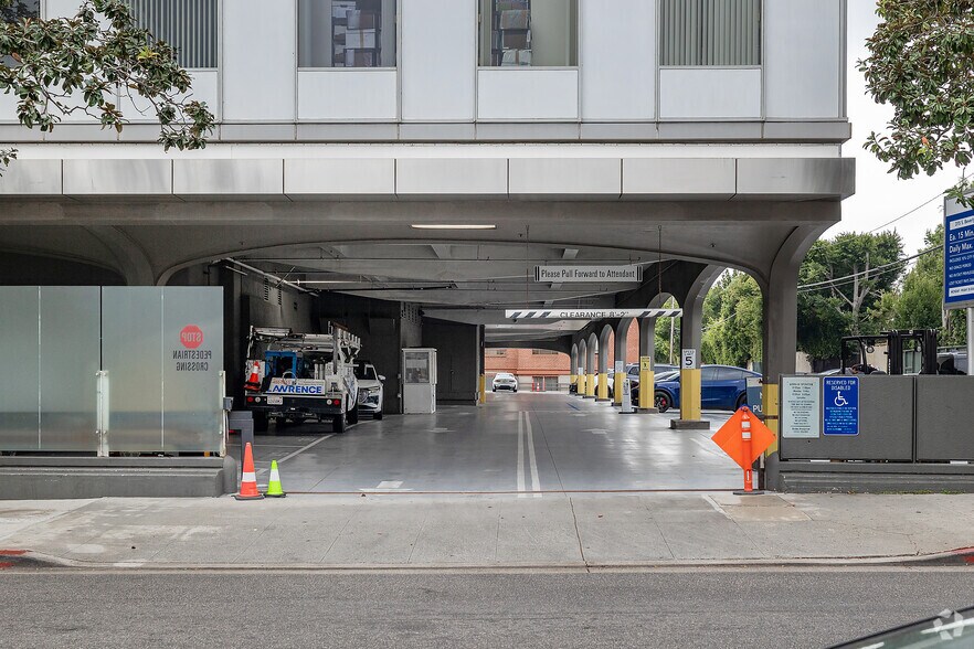 More Photos Of 315 S Beverly Dr, Beverly Hills Office For Lease