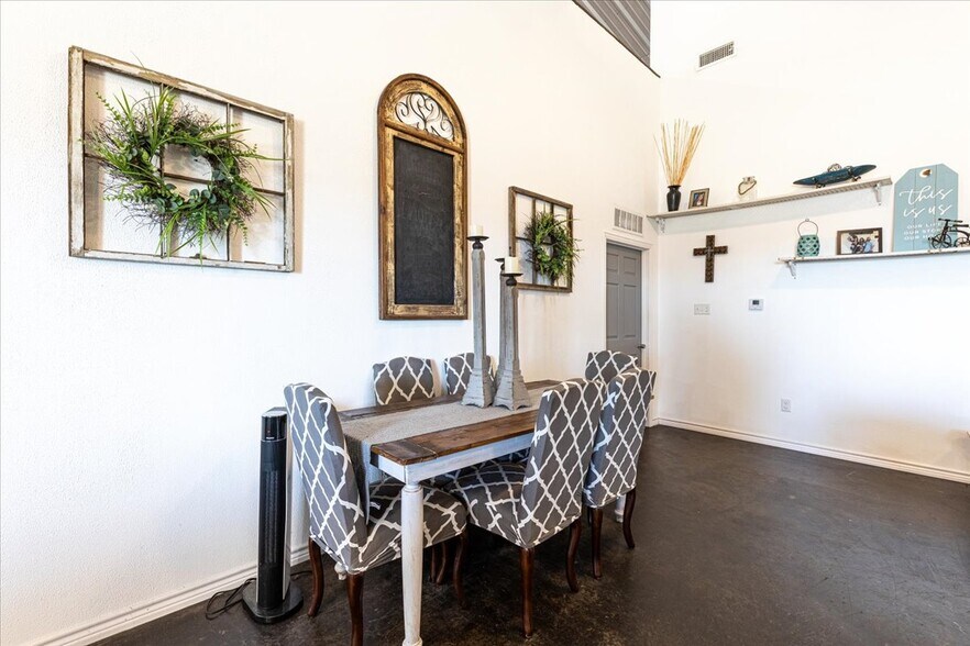 More Photos Of 1817 S Morgan St, Granbury Auto Dealership For Sale