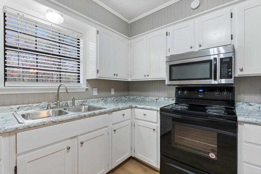 More Photos Of 16 Linder Rd, Greenbrier Apartments For Sale