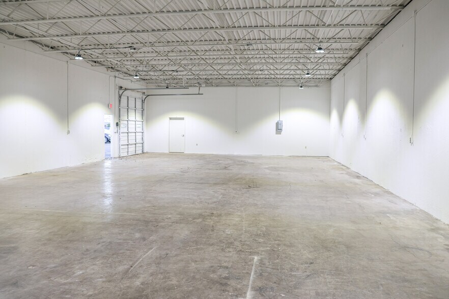 More Photos Of 2700 White Settlement Rd, Fort Worth Showroom For Lease