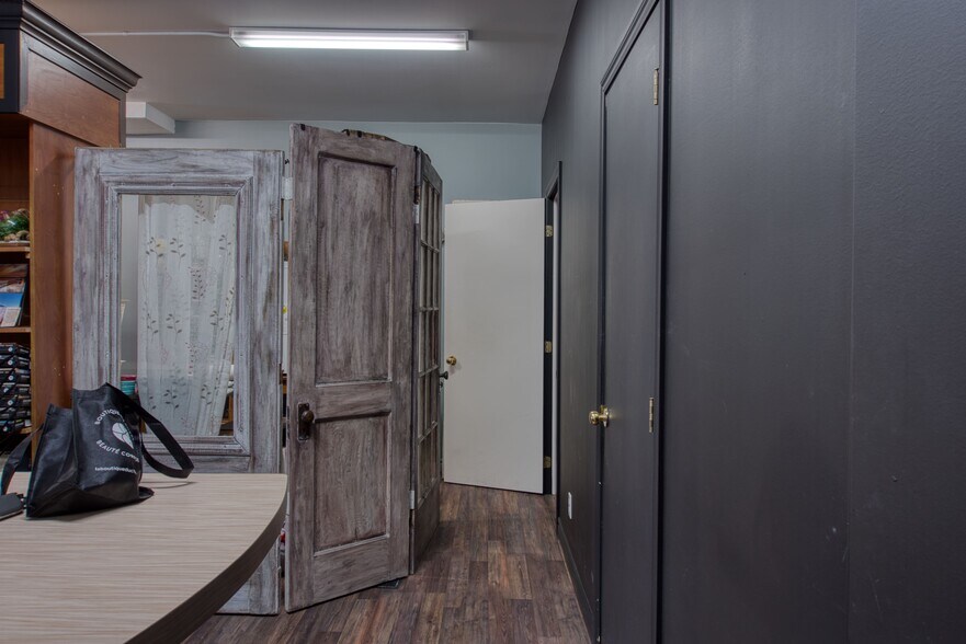 More Photos Of 1578 Av Saint-Louis, Plessisville General Retail For Sale