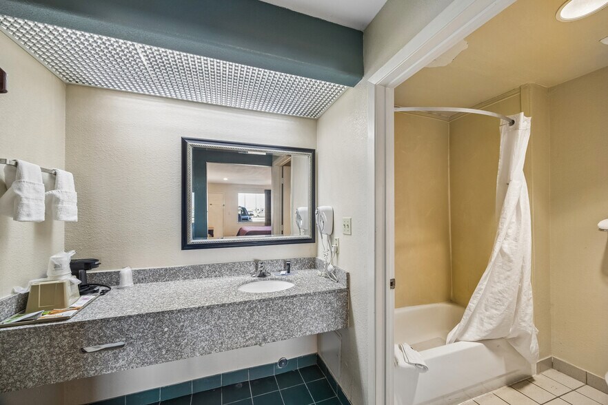 More Photos Of 1931 East Fwy, Baytown Hotel For Sale