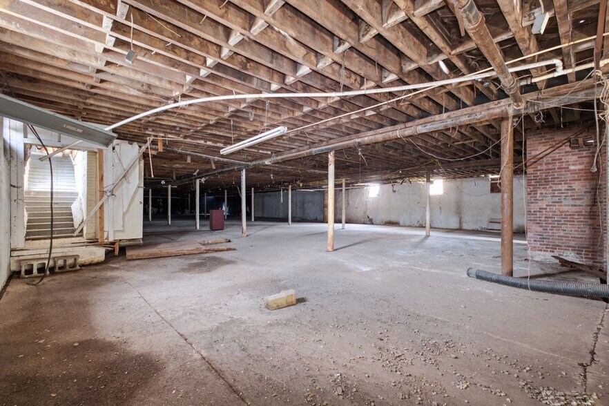 More Photos Of 1 Public Square Red Boiling Springs Sq, Lafayette Showroom For Sale