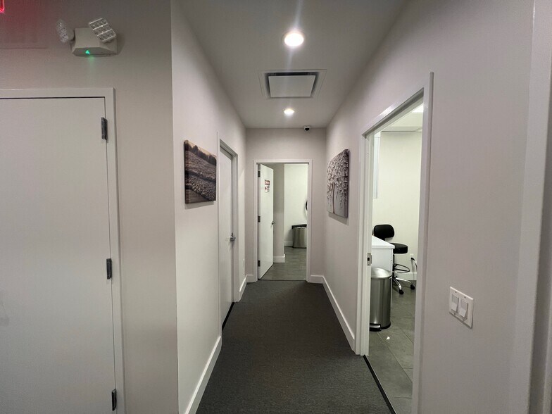 More Photos Of 185-205 Froehlich Farm Blvd, Woodbury Medical For Lease