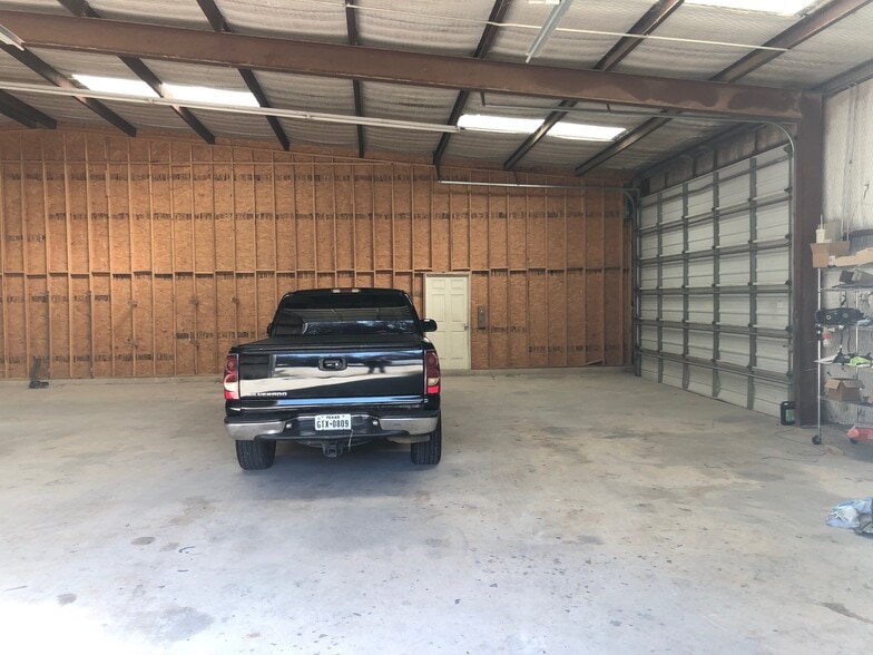 More Photos Of 124 Industrial Dr, Boerne Service For Lease