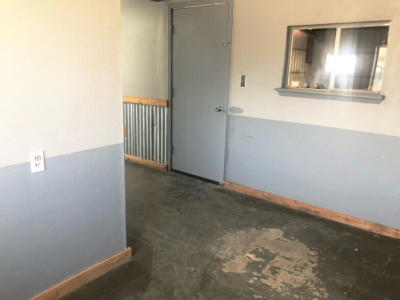More Photos Of 504 N 2nd St, Carrizo Springs Warehouse For Sale