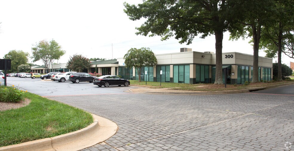 More Photos Of 1800 Sandy Plains Pky, Marietta Unknown For Lease