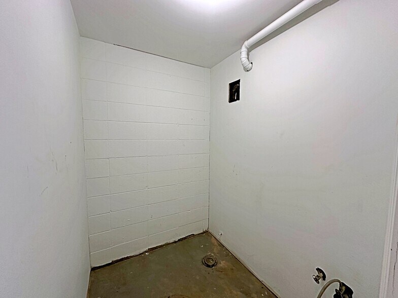 More Photos Of 8127 Fraser Av, Fort McMurray Service For Lease