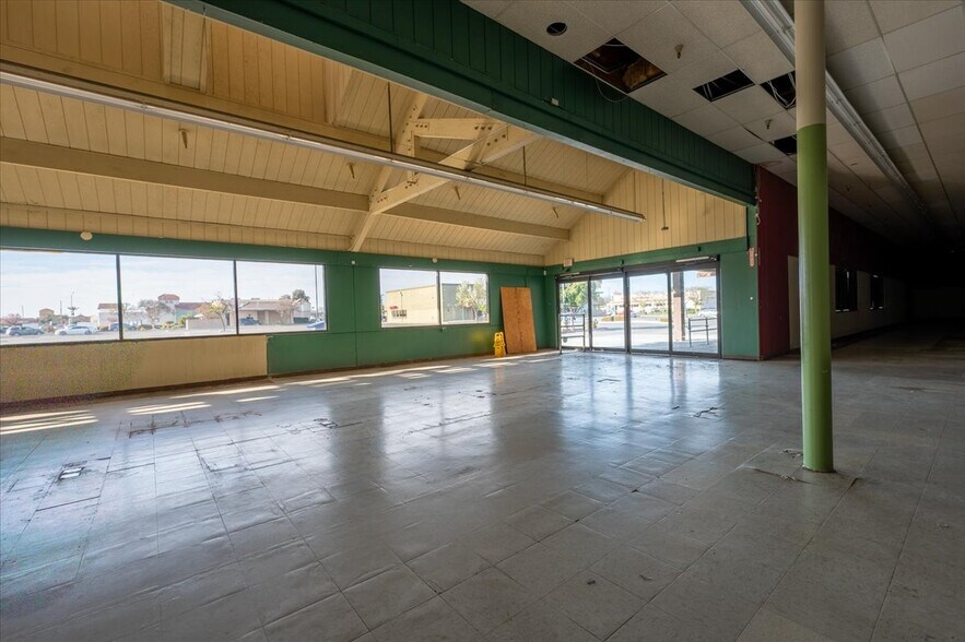 More Photos Of 147 W Shaw Ave, Clovis General Retail For Lease