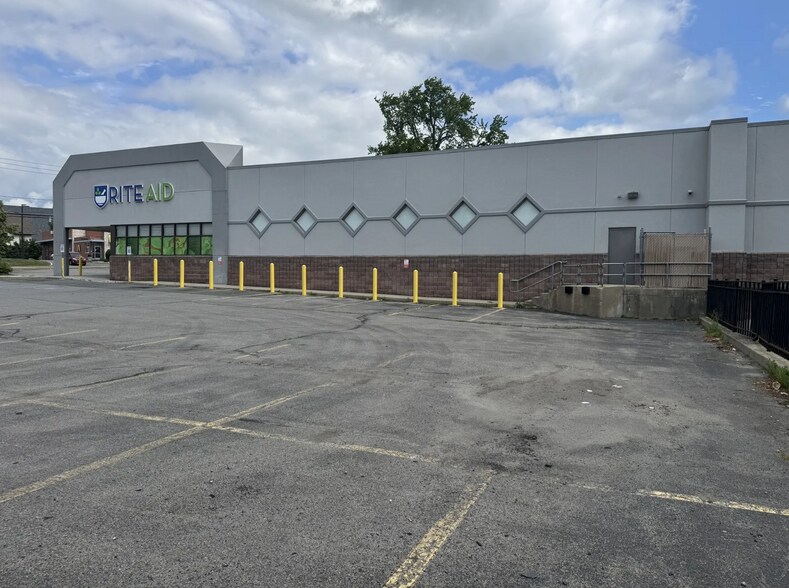 More Photos Of 149 Market St, Amsterdam Drugstore For Lease