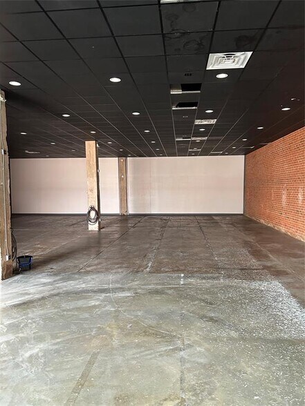More Photos Of 141 Oak St, Abilene Storefront Retail Office For Lease
