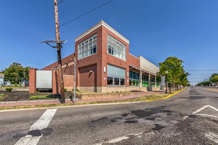 More Photos Of 343 S Broad St, Woodbury Drugstore For Lease