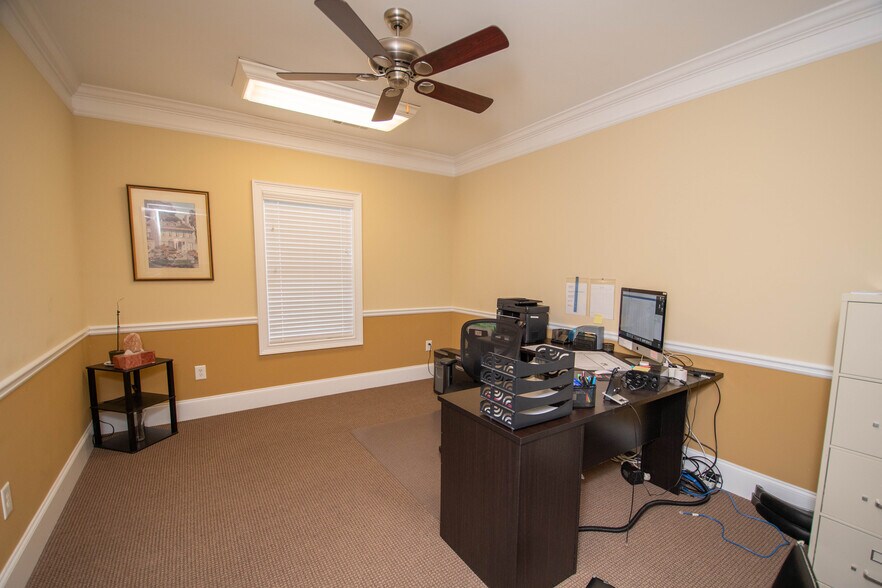 More Photos Of 1011 Woodridge Ln, Watkinsville Office For Lease