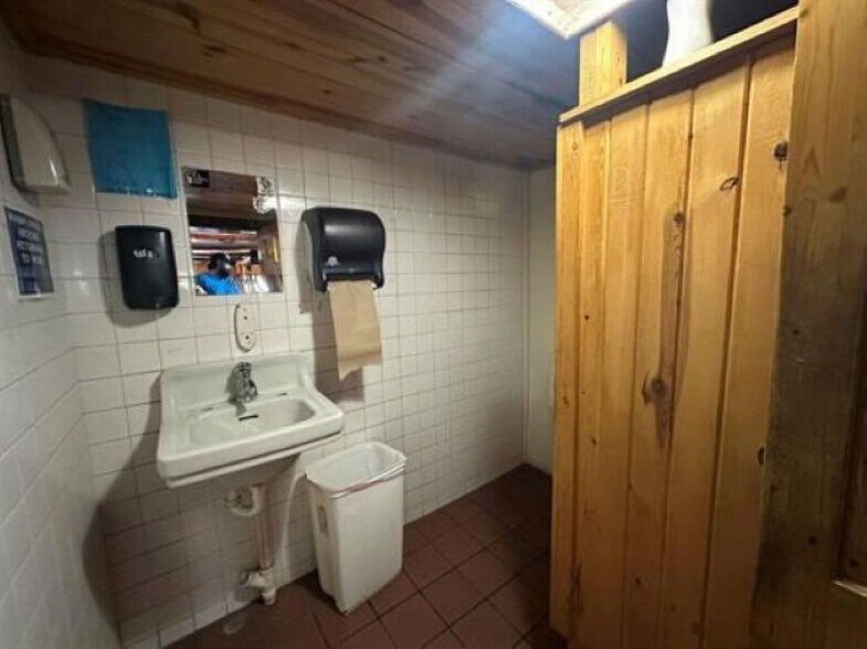More Photos Of 1219 Main St, Gresham Bar For Sale