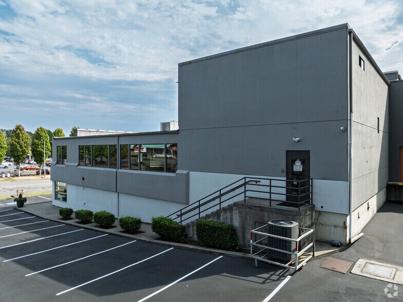 More Photos Of 16705 Southcenter Pky, Tukwila Freestanding For Sale