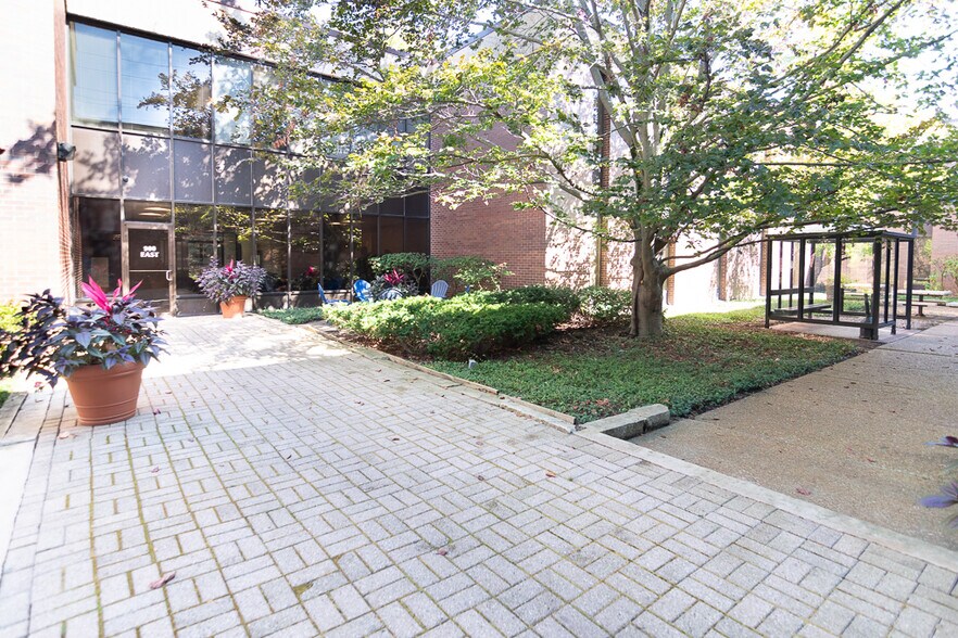 More Photos Of 900 Skokie Blvd, Northbrook Unknown For Lease