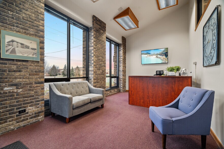 More Photos Of 812 Cormier Rd, Ashwaubenon Office For Lease