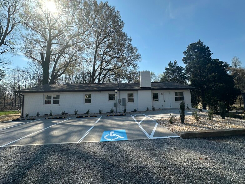 More Photos Of 679 Oakridge Farm Hwy, Mooresville Office For Lease