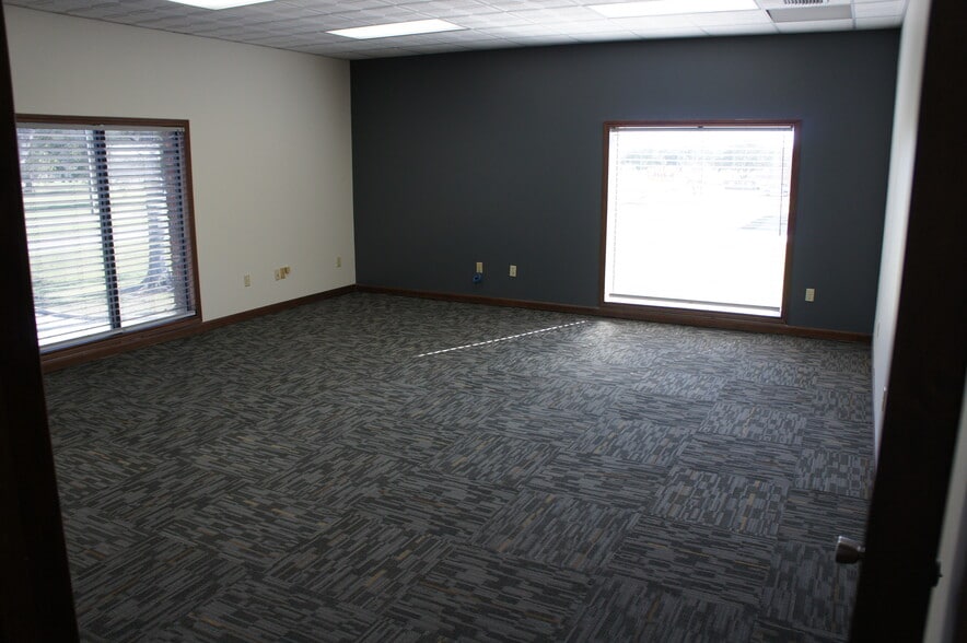 More Photos Of 3505 W Admiral Doyle Dr, New Iberia Flex For Lease