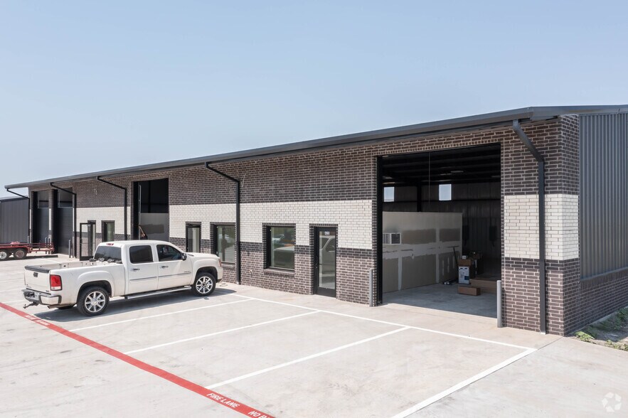 More Photos Of 3912 Williamson Rd, Crowley Unknown For Lease