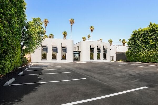 More Photos Of 16946 Sherman Way, Lake Balboa Loft Creative Space For Lease