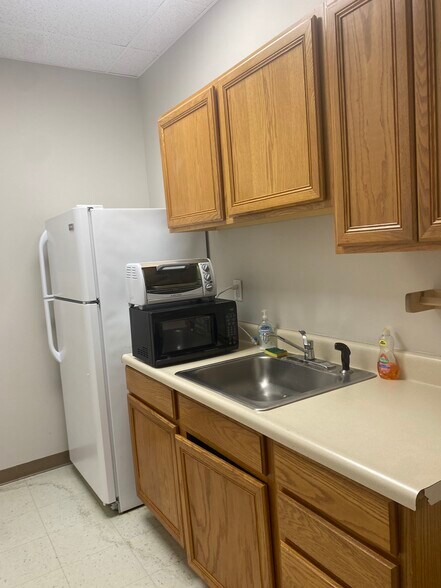 More Photos Of 190 Veterans Dr, Northvale Distribution For Sale