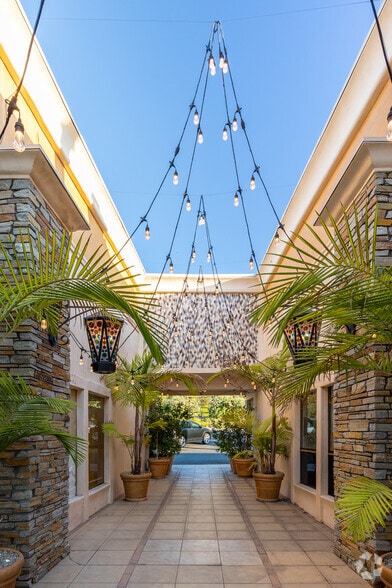 More Photos Of 756-868 E Thousand Oaks Blvd, Thousand Oaks Unknown For Lease