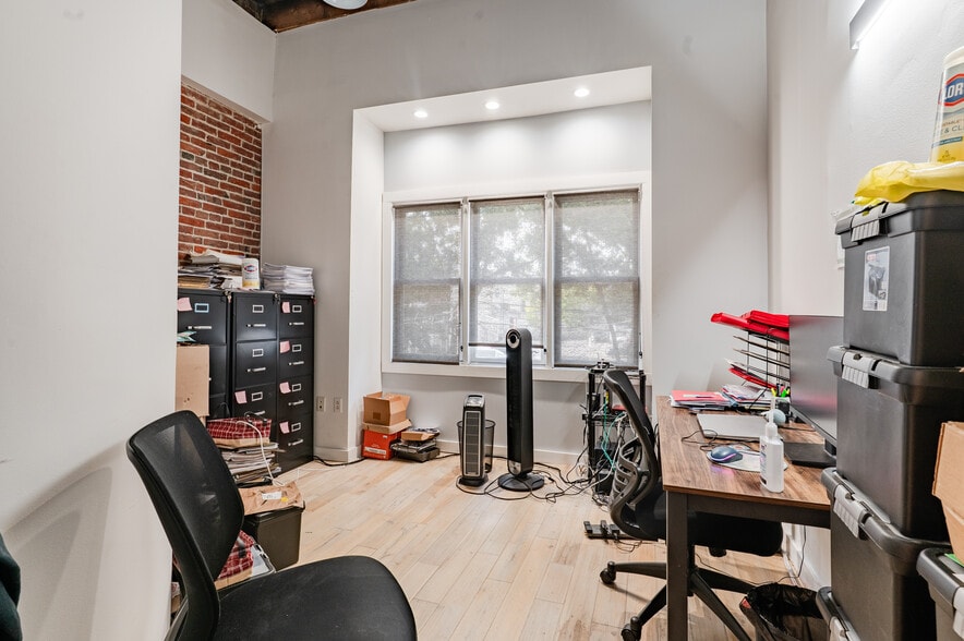 More Photos Of 319 Bainbridge St, Philadelphia Office Residential For Lease