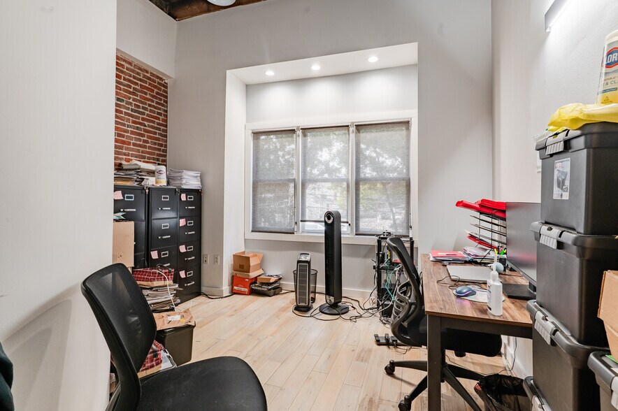 More Photos Of 319 Bainbridge St, Philadelphia Office Residential For Sale