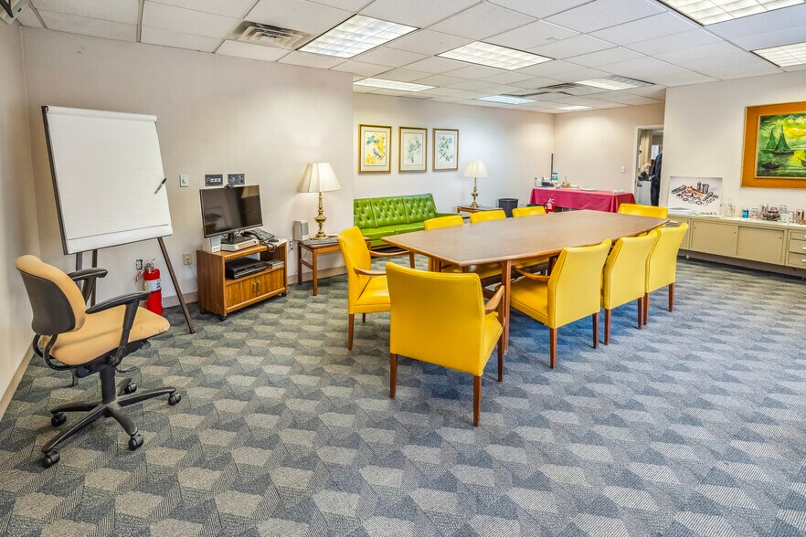 More Photos Of 6700 Third Ave, Brooklyn Flex For Sale