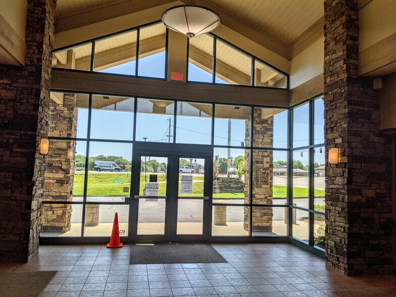 More Photos Of 1919 Fitz Ln, Nixa Drugstore For Lease