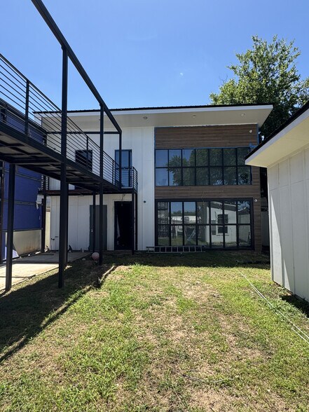 More Photos Of 4707 Harmon Ave, Austin Storefront Retail Residential For Sale