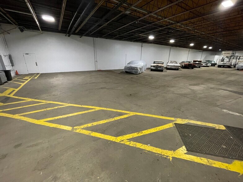 More Photos Of 6704 Pingree Rd, Crystal Lake Manufacturing For Lease