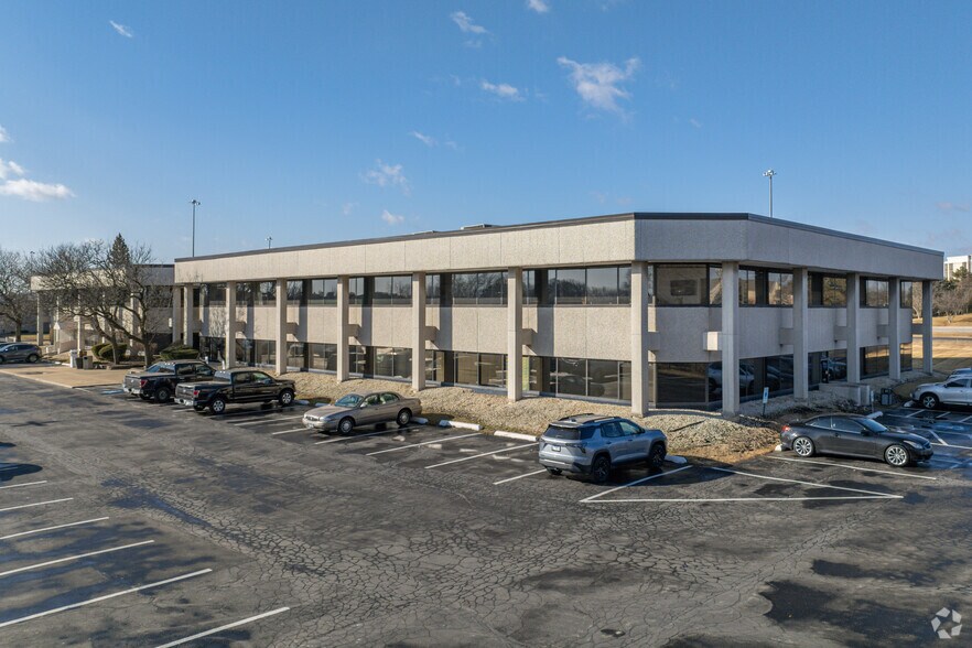 More Photos Of 100 Tower Dr, Burr Ridge Medical For Lease