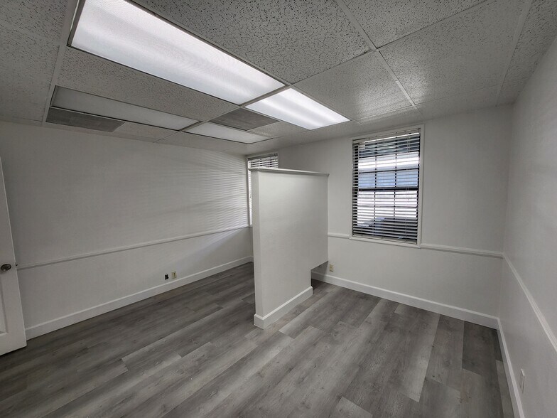 More Photos Of 960 W 17th St, Santa Ana Office For Sale