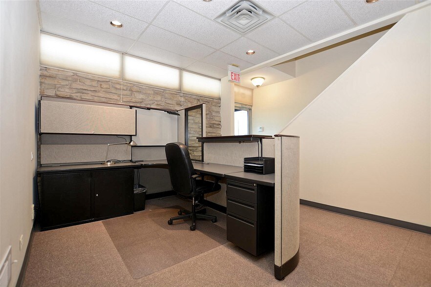 More Photos Of 512 Higgins Rd, Park Ridge Office For Lease