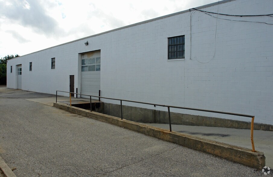 More Photos Of 25 Seabro Ave, Amityville Warehouse For Lease