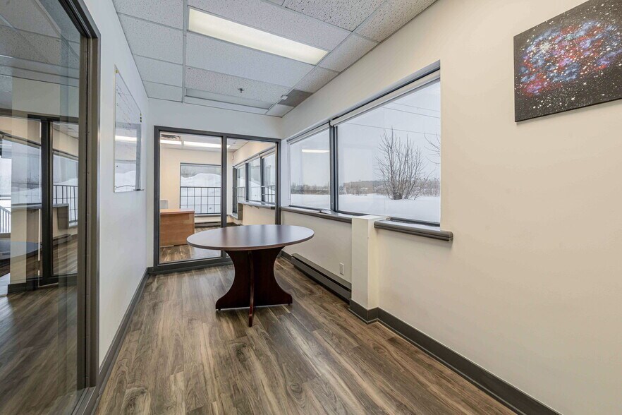 More Photos Of 50 Rue de Lauzon, Boucherville Flex For Lease
