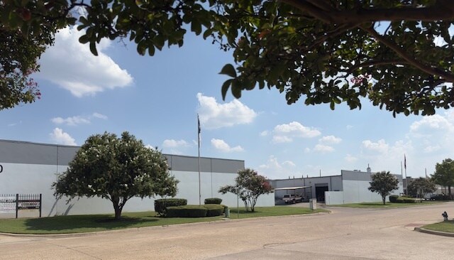 More Photos Of 2520-2530 Tarpley Rd, Carrollton Showroom For Lease