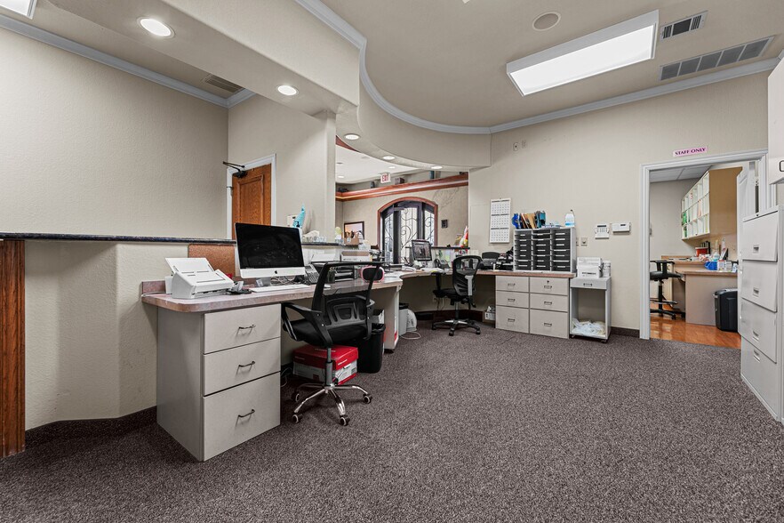 More Photos Of 1115 Kinwest Pky, Irving Medical For Lease