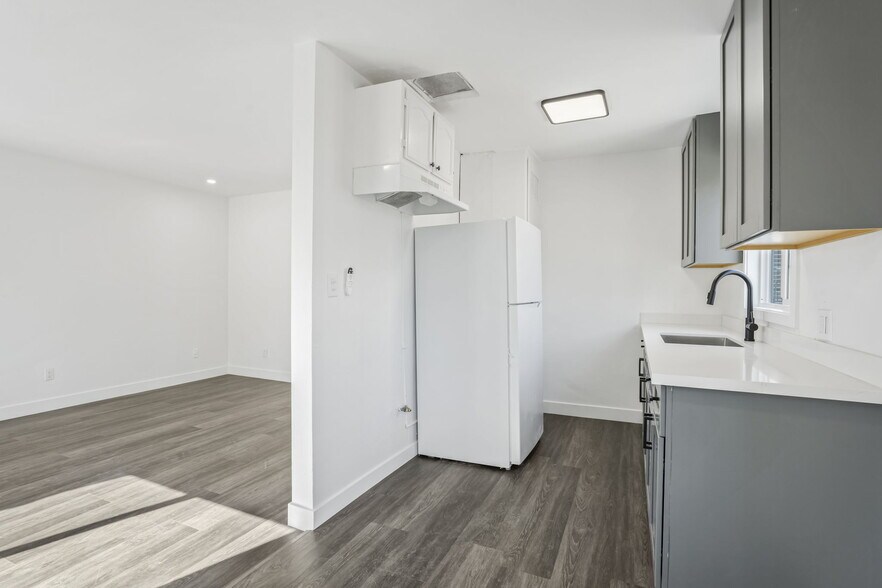 More Photos Of 925 W 84th St, Los Angeles Apartments For Sale