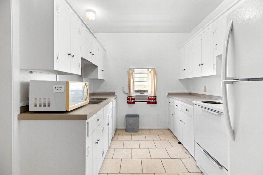 More Photos Of 805 N Magnolia Ave, Luling Flex For Sale