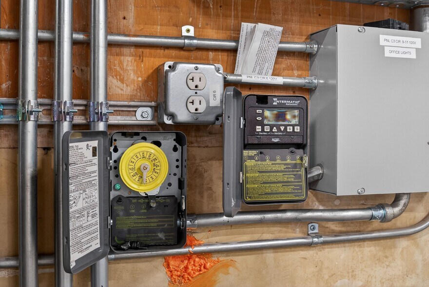 More Photos Of 1322-1326 Obispo Ave, Long Beach Warehouse For Lease