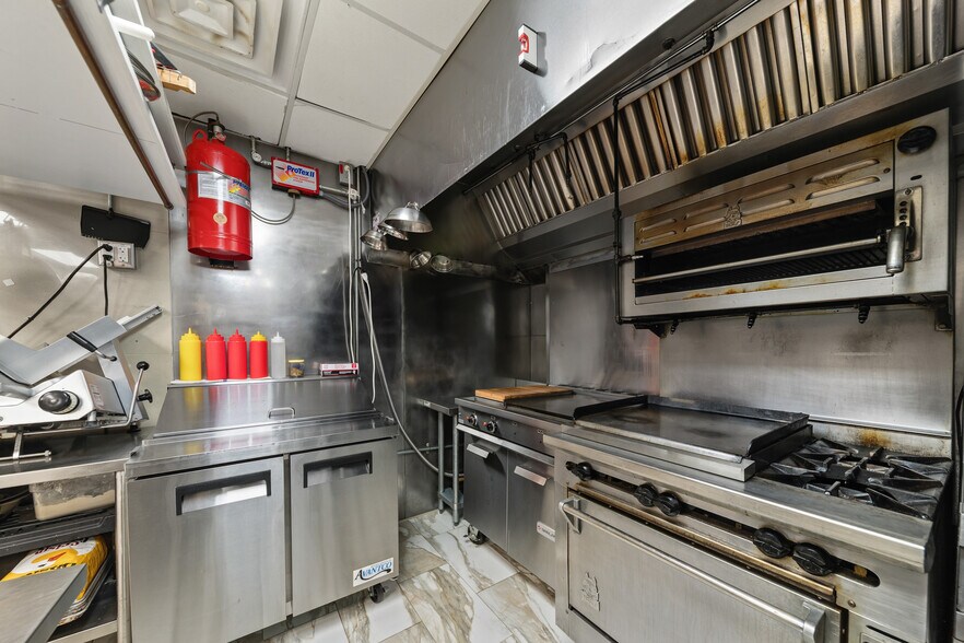 More Photos Of 320 W College St, Pulaski Fast Food For Sale