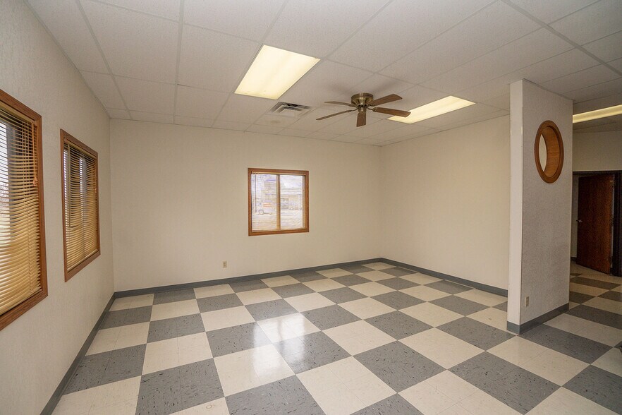 More Photos Of 520 S Ramsey Dr, Valley Center Freestanding For Sale