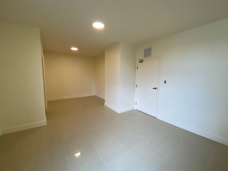 More Photos Of 219 N 21st Ave, Hollywood Storefront Retail Office For Sale