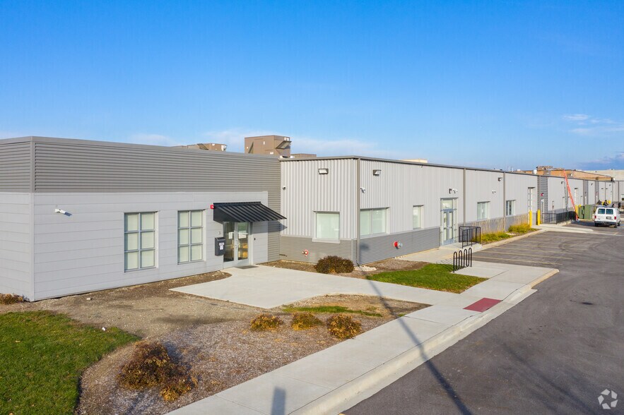 More Photos Of 3500 Oakton St, Skokie Warehouse For Lease