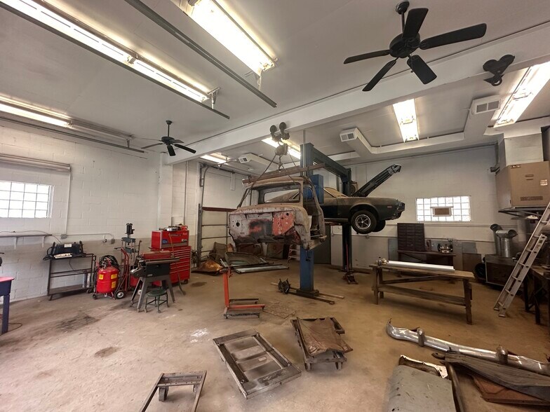 More Photos Of 1235 Evergreen Rd, Pittsburgh Auto Repair For Sale