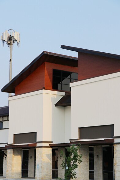 More Photos Of 9889 United Drive, Houston Office For Lease